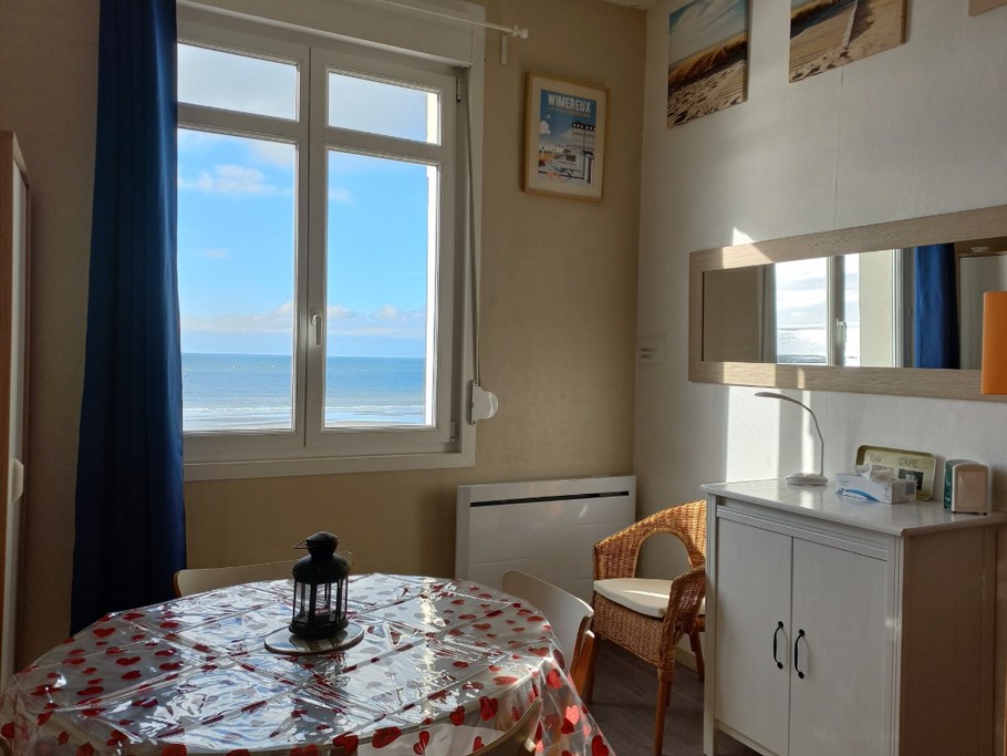 Coin salle à manger avec vue sur mer