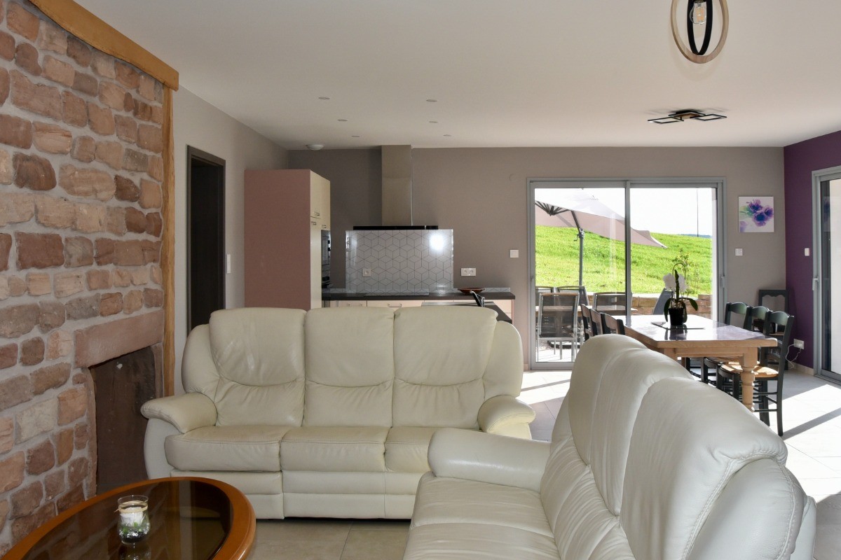 Salon ouvert sur pièce de vie - Chez Louis