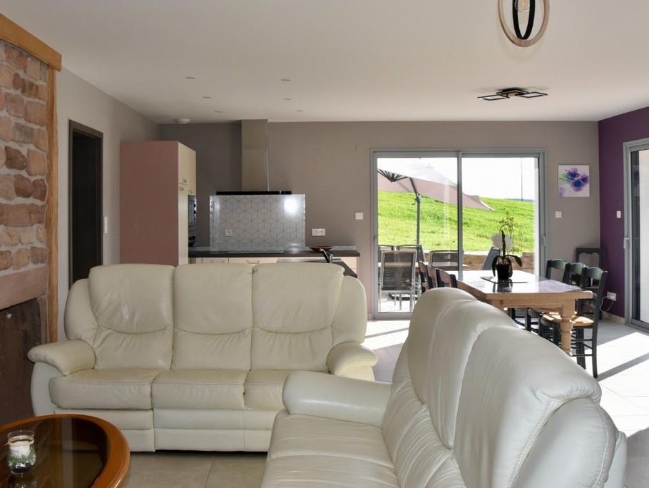 Salon ouvert sur pièce de vie - Chez Louis