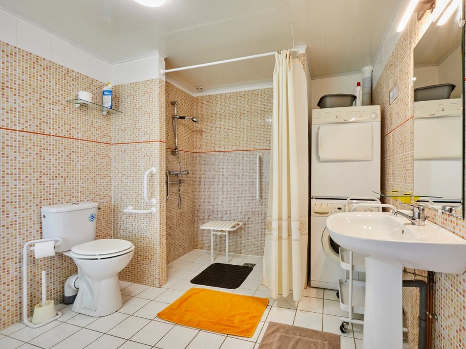 Salle de bains PMR rez de chaussée