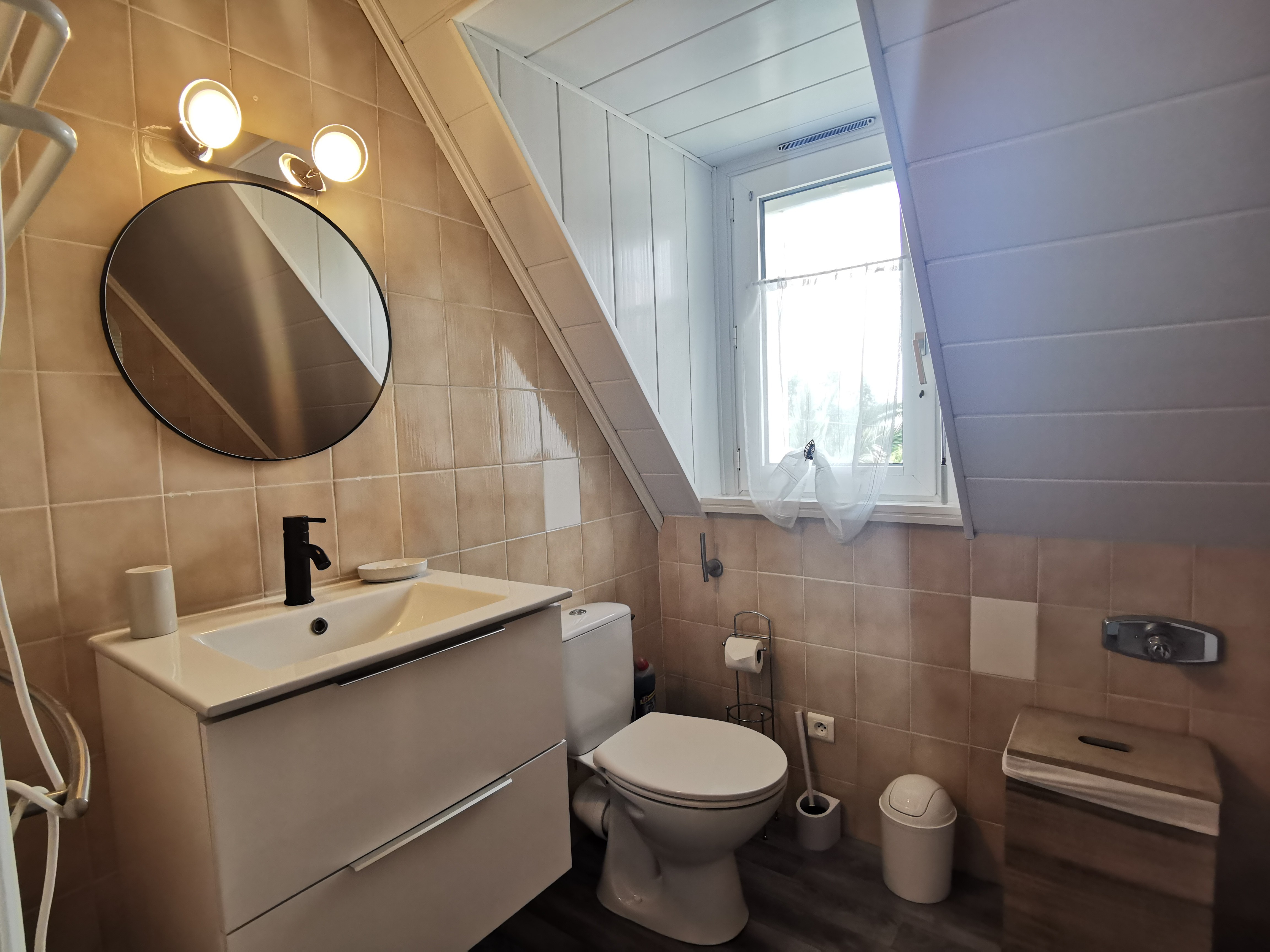 Salle de bain avec WC à l'étage