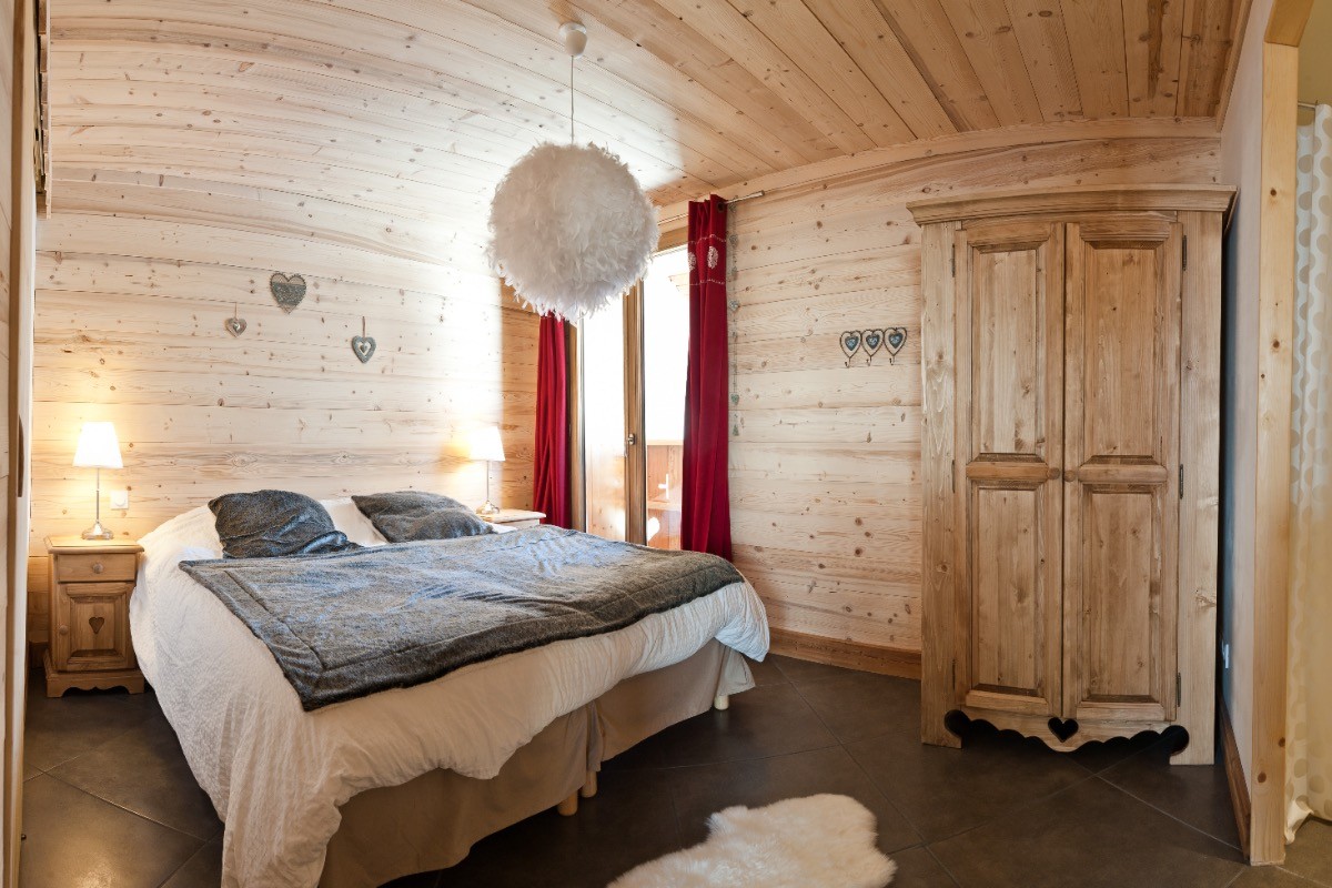 Chambre 1 avec lits 90+90x200, avec salle de douche et wc
Bedroom 1 with king size beds and showeroom and toilet.