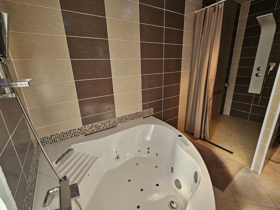 Whirlpool bath