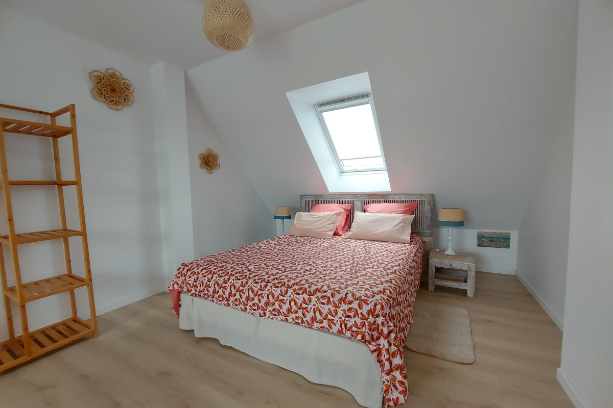Côté chambre au 1er étage - lit double ou bien 2 lits simples - aperçu de la penderie ouverte (cintres, table à repasser)