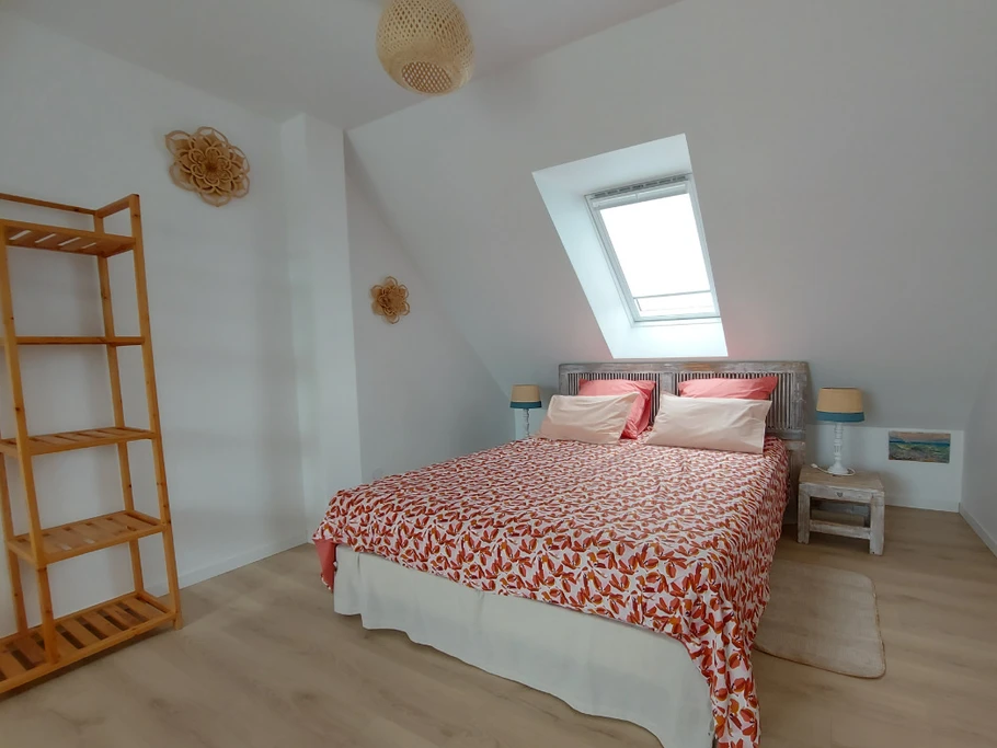 Côté chambre au 1er étage - lit double ou bien 2 lits simples - aperçu de la penderie ouverte (cintres, table à repasser)