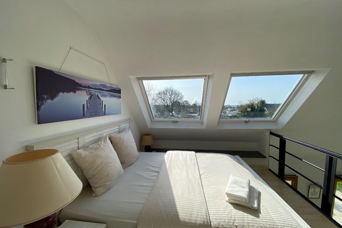 Etage : chambre 2 avec lit 160x200 en mezzanine, volets roulants électriques, vue mer