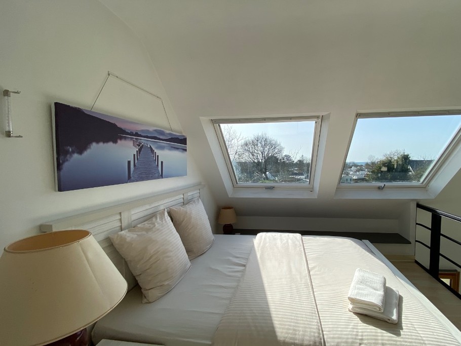 Etage : chambre 2 avec lit 160x200 en mezzanine, volets roulants électriques, vue mer