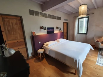 Chambre Côté prairie, spacieuse, grand lit confortable, salle d'eau et toilettes privatives