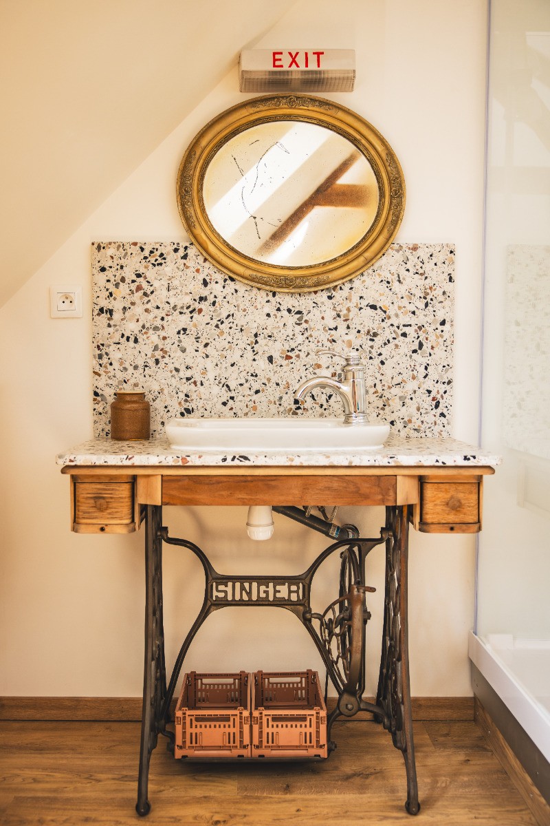 Salle de bain avec meubles de seconde main upcyclés