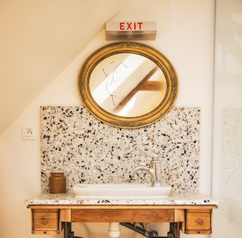 Salle de bain avec meubles de seconde main upcyclés