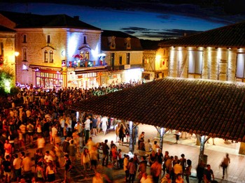 En juillet et en août retrouvez les marchés des producteurs dans tous les villages alentours ! Les produits du terroirs sont à l'honneur.