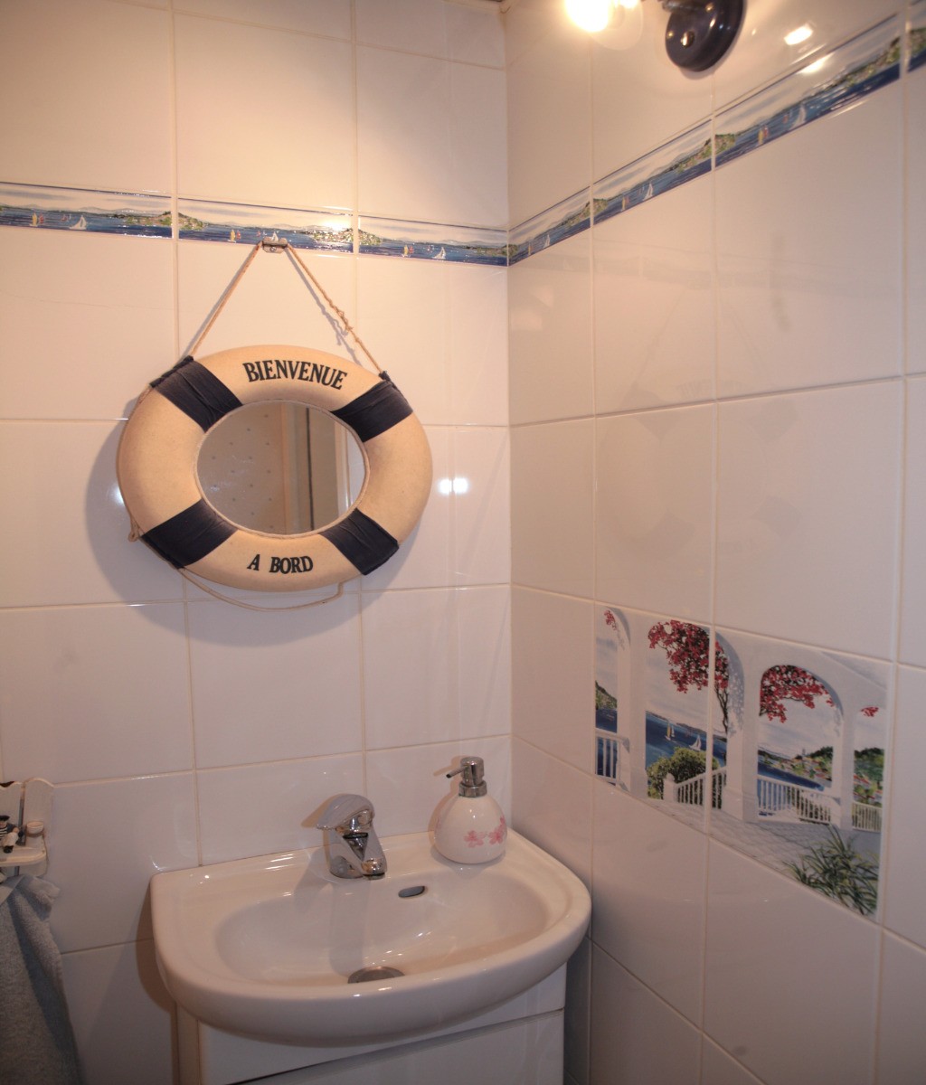 Maison de pêcheur - le lave-main des toilettes