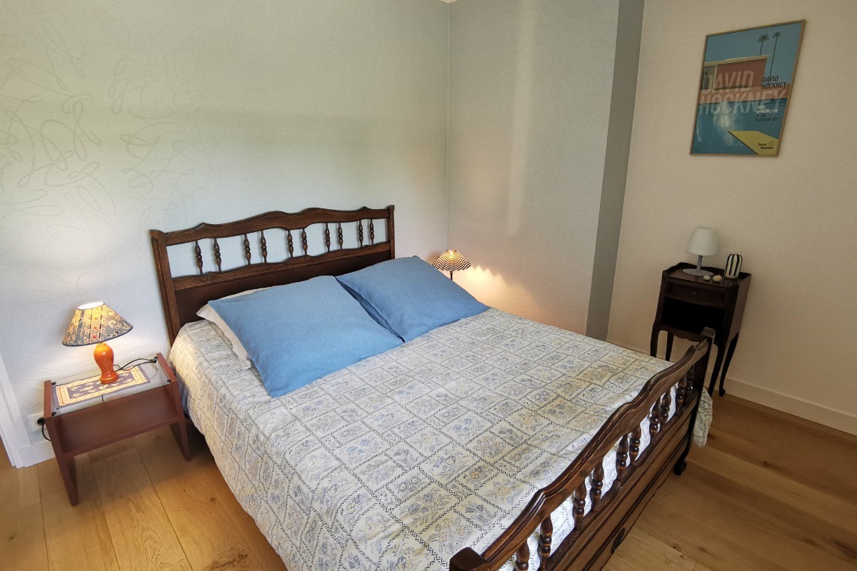 Seconde chambre à l'étage avec un lit 140