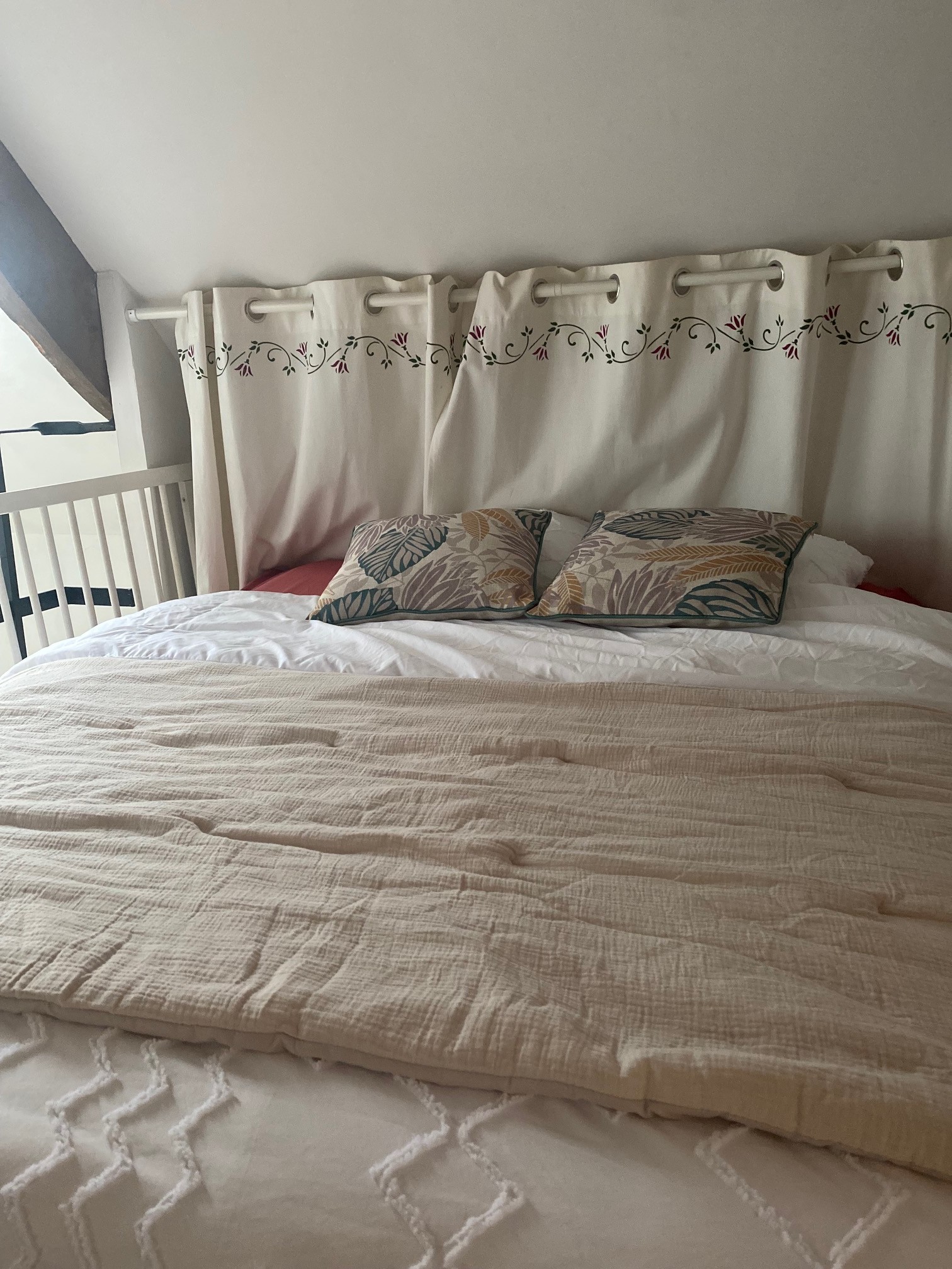 Canapé-lit en mezzanine desservant les 2 chambres indépendantes. Matelas de 160x200 cm