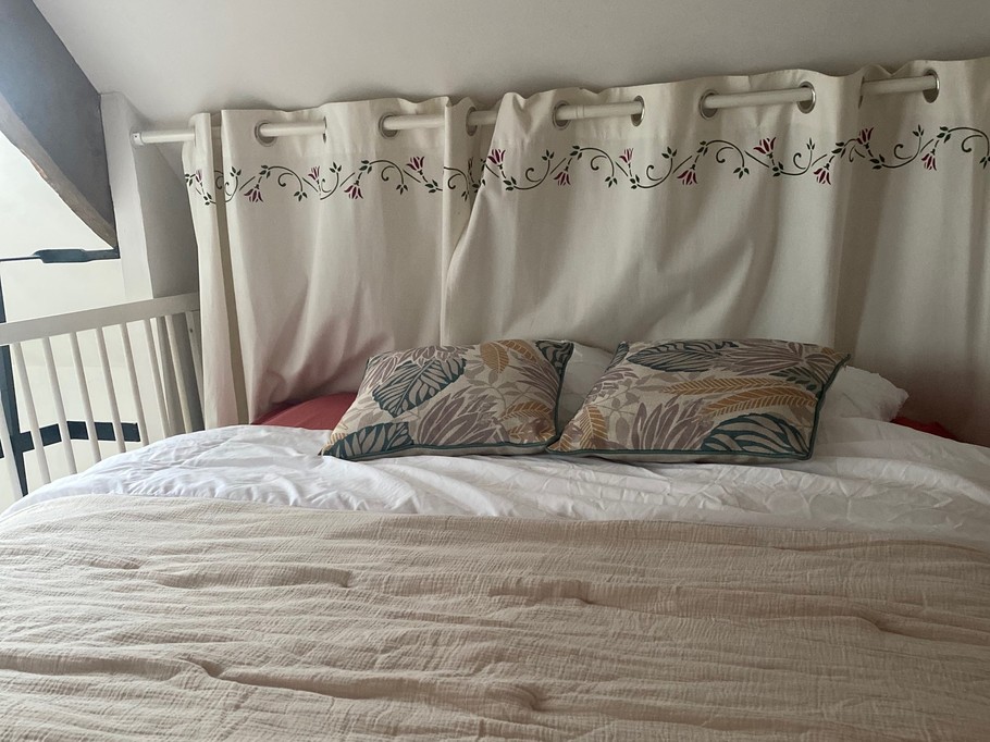 Canapé-lit en mezzanine desservant les 2 chambres indépendantes. Matelas de 160x200 cm