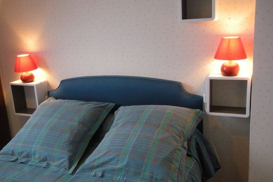 La chambre côté mer et son lit en 140