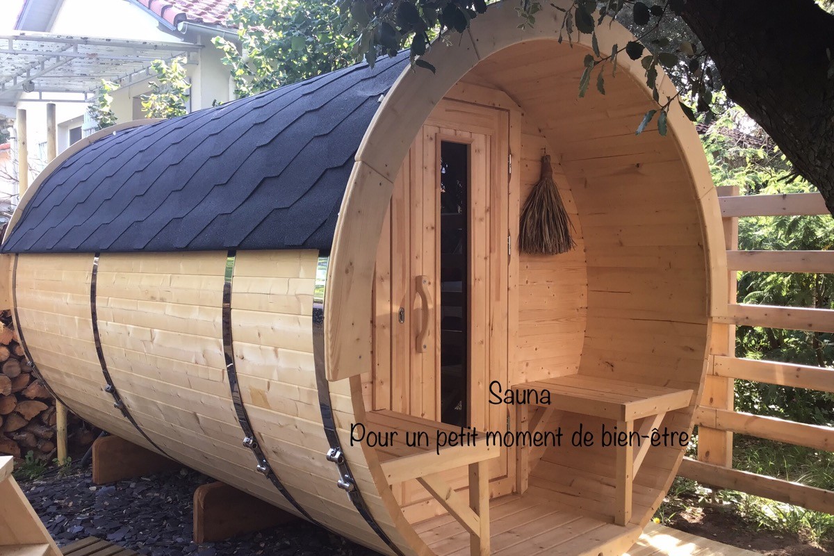 Sauna, à réserver avec un supplément (15€ l’heure pour 1 à 4 pers.)pour un moment de détente privatif.Peignoirs et serviettes à votre disposition
