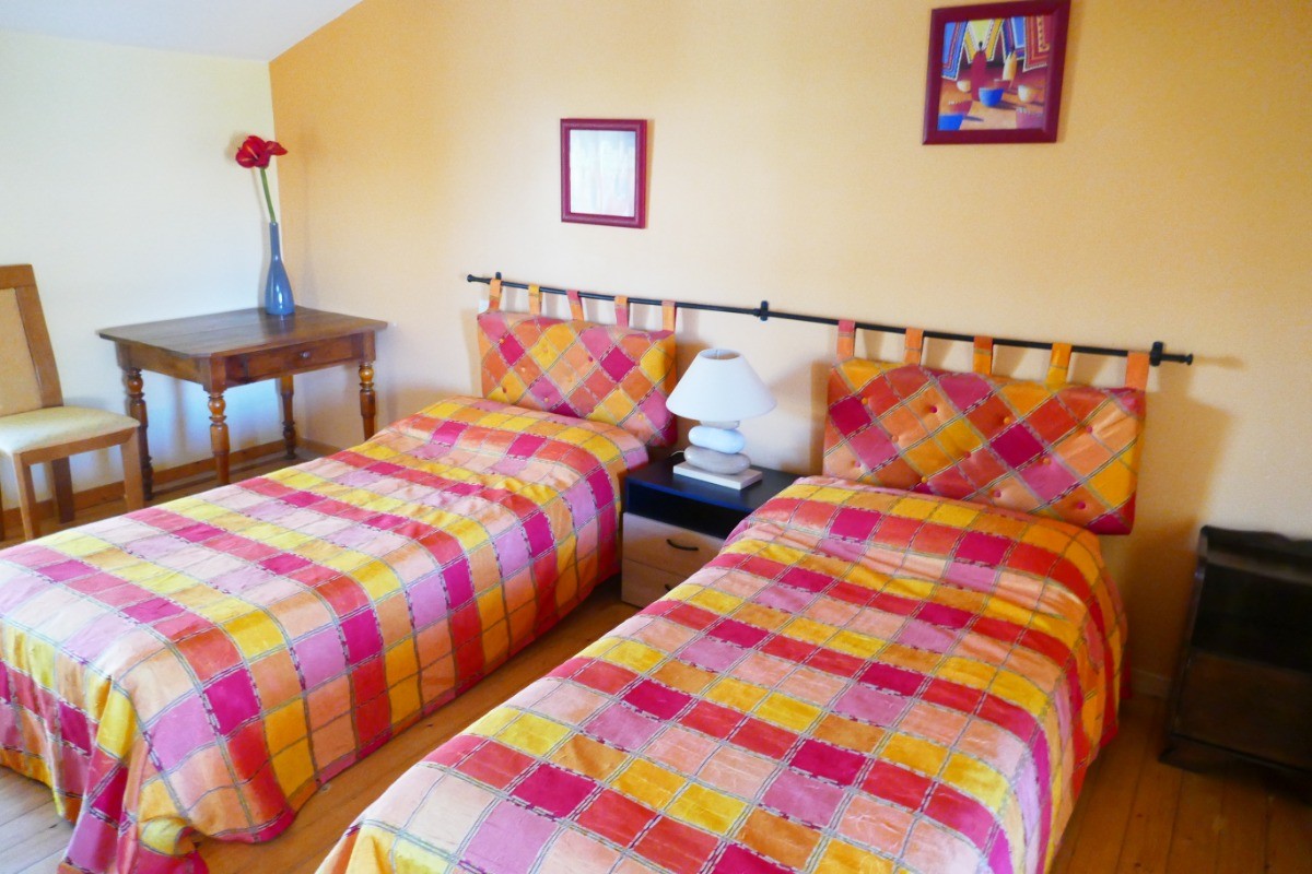 Chambre à l'étage : deux lits en 90