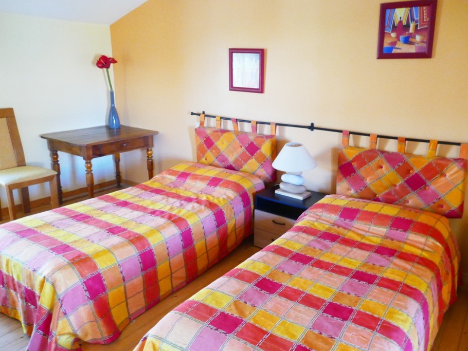 Chambre à l'étage : deux lits en 90