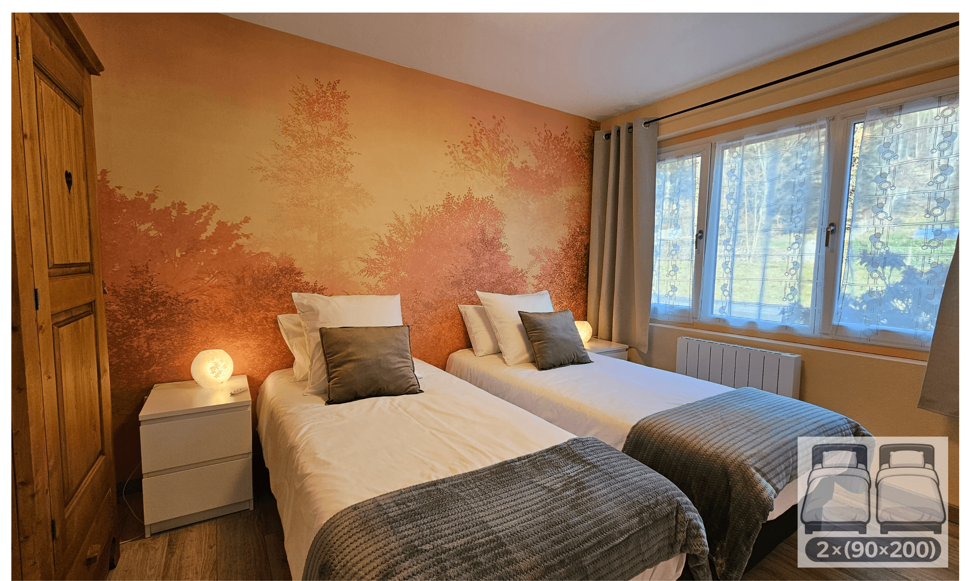 La chambre avec le lit séparé en 2 lits 90 *200