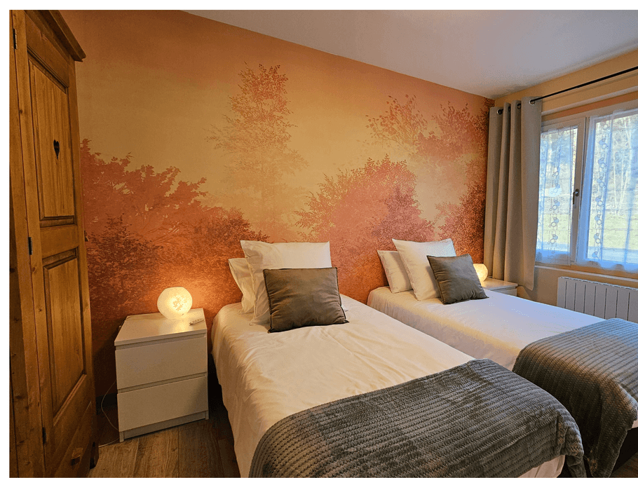 La chambre avec le lit séparé en 2 lits 90 *200
