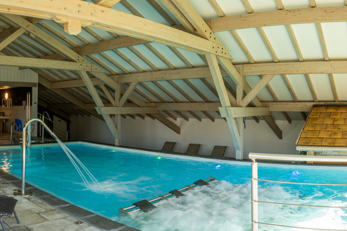 Piscine et ses sièges transats balnéo  Le Tanet - Les SPAtules