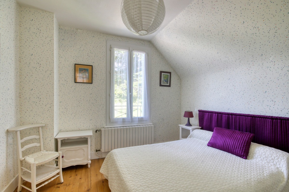 CHAMBRE avec lit 140 cm