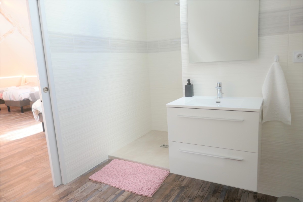 Salle de bain complète attenante au dortoir - niveau 2