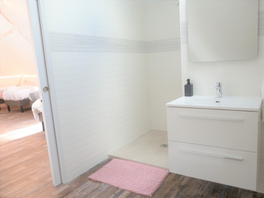 Salle de bain complète attenante au dortoir - niveau 2