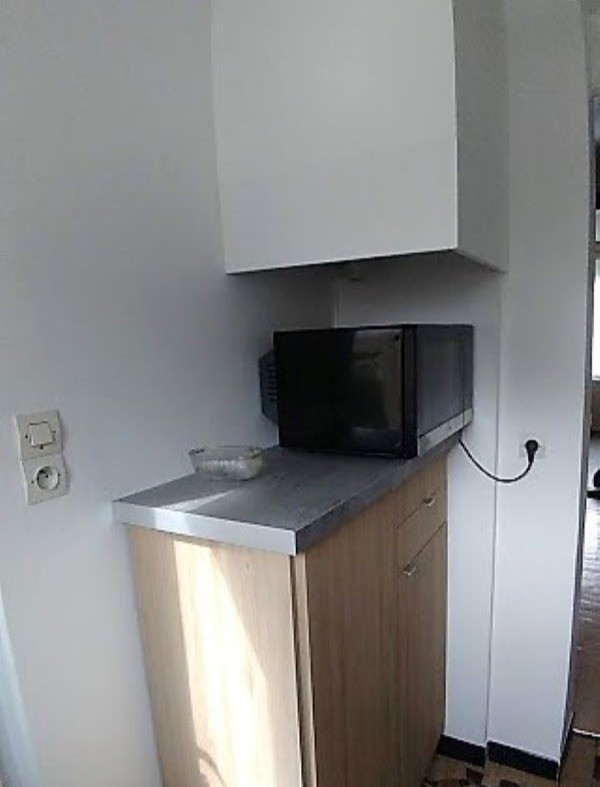 In the kitchen, a combined oven/microwave