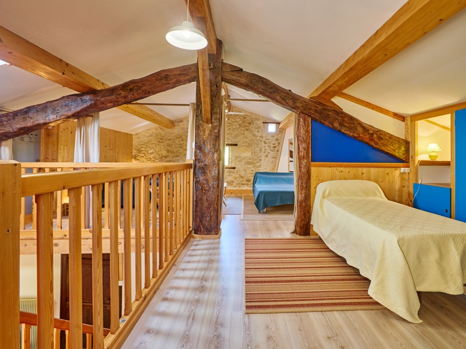 First floor of La Sarpette in Gironde: the spacious, light-filled mezzanine