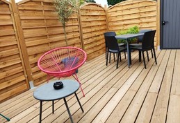 Terrasse en bois accessible par un portillon ou par la baie vitrée. Abris clos et sécurisé pour vos vélos et autre petit matériel. Grill électrique à votre disposition.