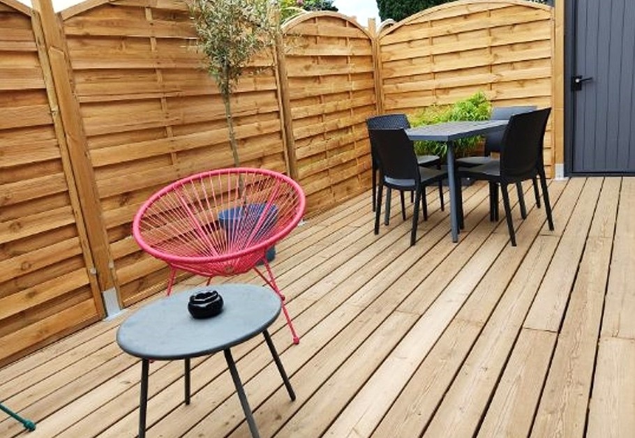 Terrasse en bois accessible par un portillon ou par la baie vitrée. Abris clos et sécurisé pour vos vélos et autre petit matériel. Grill électrique à votre disposition.