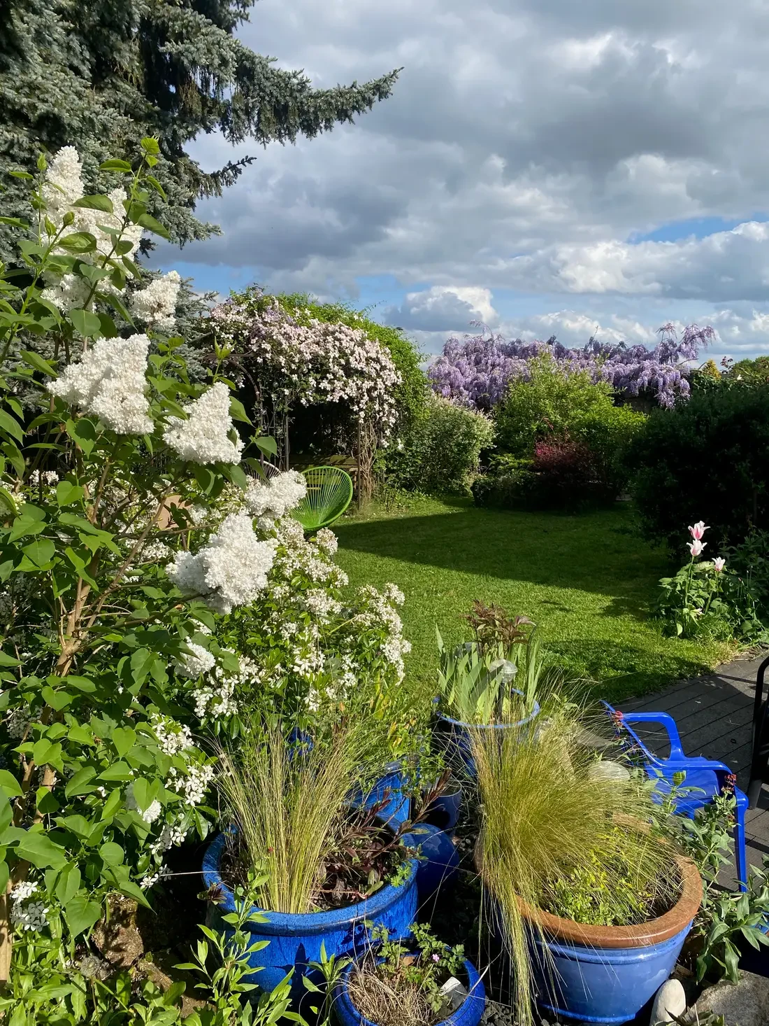Well planted garden with several relaxation areas