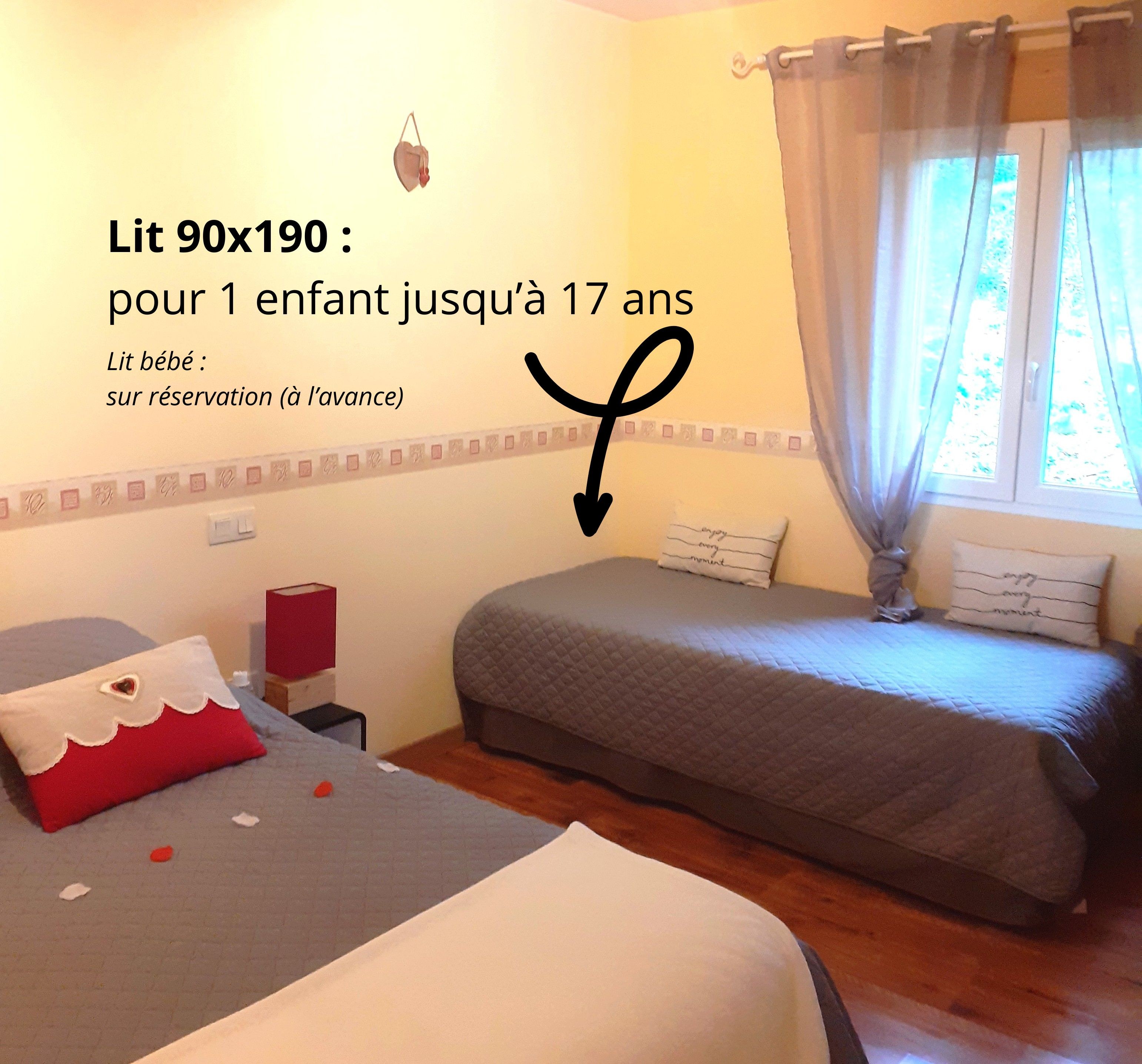 Chalet Cèdre : jolie chambre  avec un lit double et 1 lit simple (+ lit bébé sur réservation)