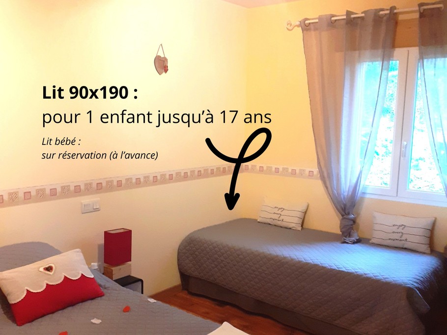 Chalet Cèdre : jolie chambre  avec un lit double et 1 lit simple (+ lit bébé sur réservation)