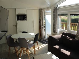 – 1 canapé convertible – Cheminée électrique – Grande terrasse semi couverte – Wifi gratuit