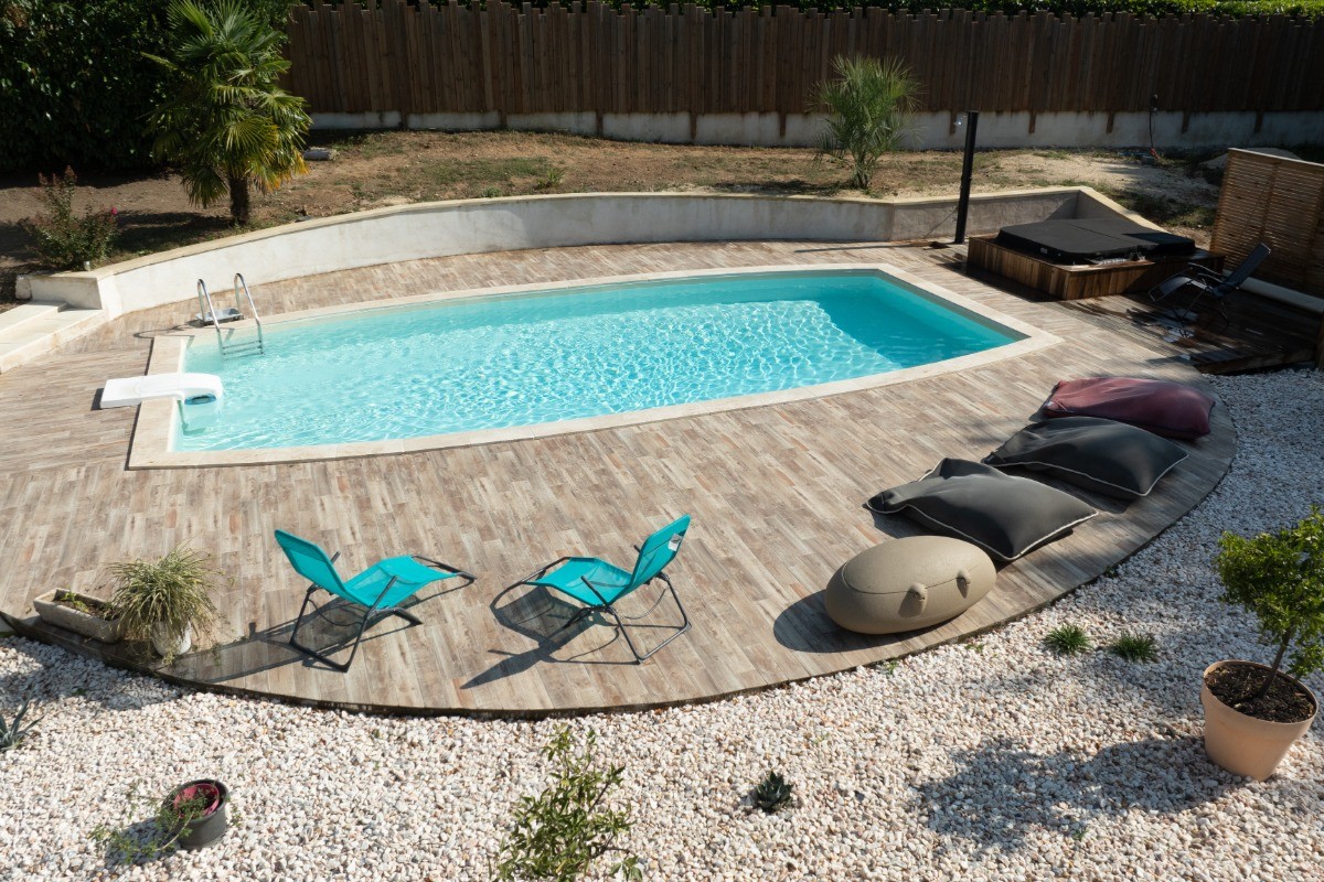 Piscine commune chauffée d'avril à septembre, domaine Les Côteaux de Pilauzin, près du Château de La Roche Courbon en Charente maritime