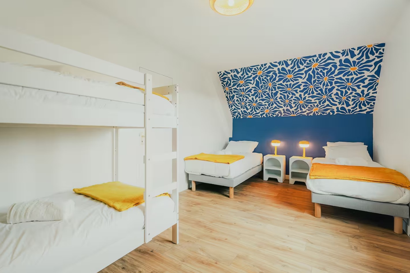 Chambre 2 pour 4 personnes au 2nd étage (avec 2 lits 90x200 cm ou 1 lit 180x200 cm et 2 lits superposés 90x200 cm)