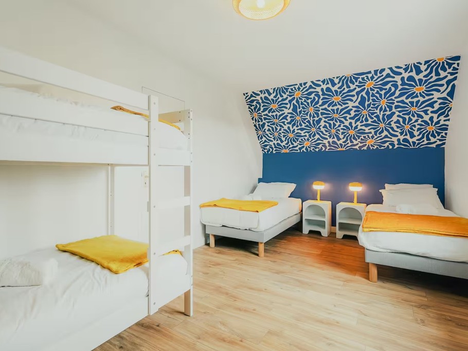 Chambre 2 pour 4 personnes au 2nd étage (avec 2 lits 90x200 cm ou 1 lit 180x200 cm et 2 lits superposés 90x200 cm)