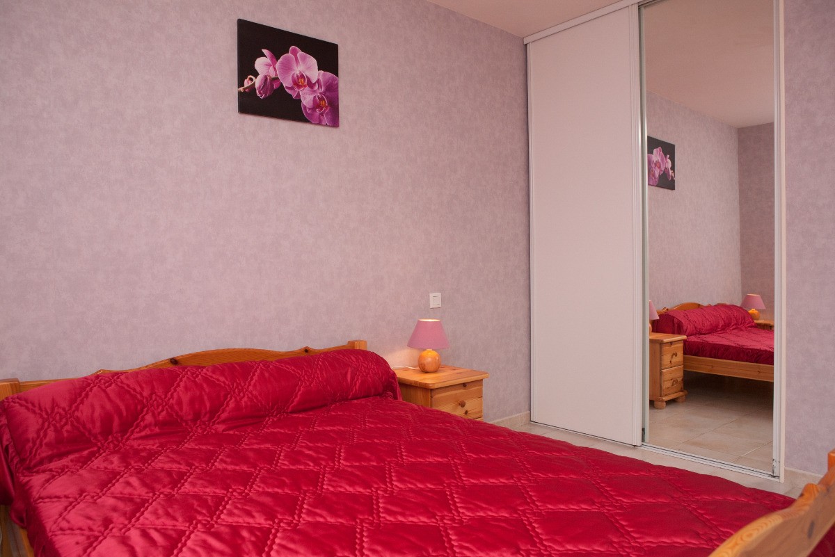 Gîte Sounbelfil à Lautrec / Tarn - chambre avec placard miroir en pied
