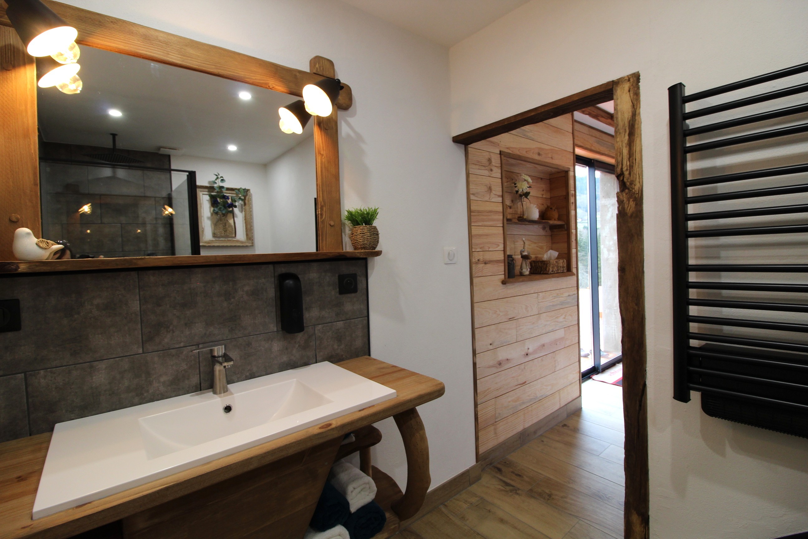 Salle d'eau et WC, communicante depuis la chambre - Chambre d’hôtes La Pimprenelle : repos et nature – Vosges