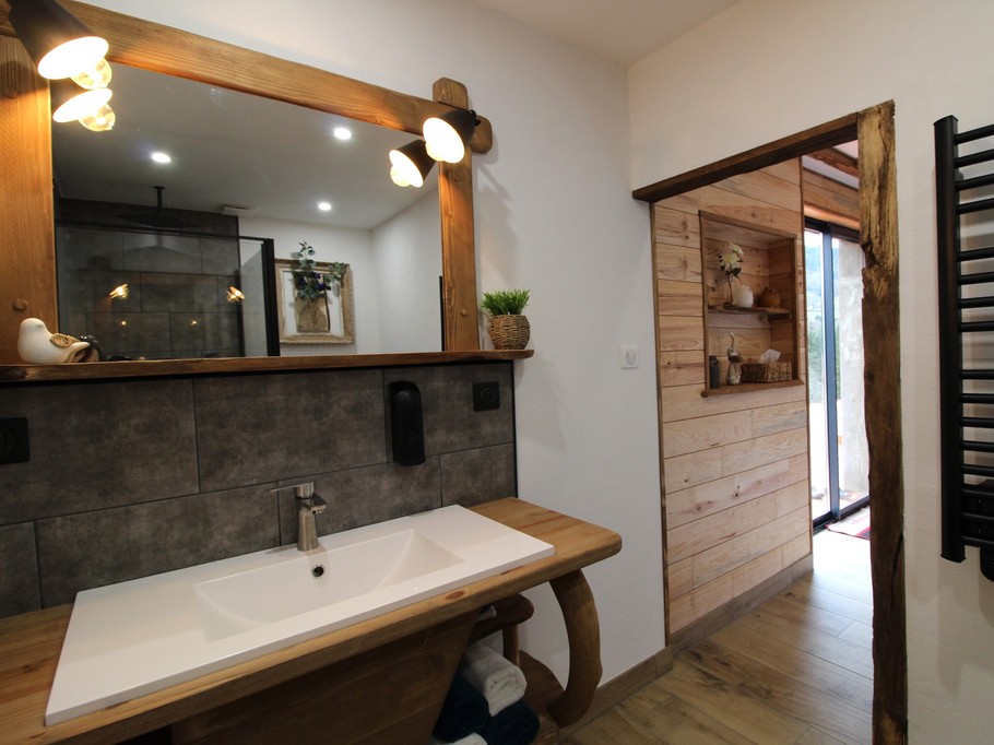 Salle d'eau et WC, communicante depuis la chambre - Chambre d’hôtes La Pimprenelle : repos et nature – Vosges