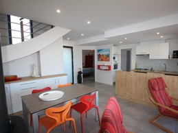 Pièce principale, cuisine ouverte, coin repas et salon. En face entrée chambre du rdc, à droite après la colonne four/micro onde c'est la porte de la lingerie avec cabinet de toilette et w.c; passage aussi pour sortir et rentrer de la plage avec grand bac