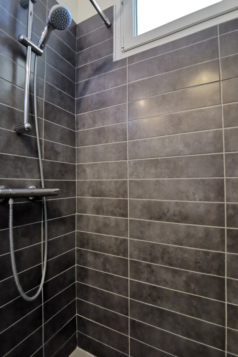Douche dans la salle d'eau