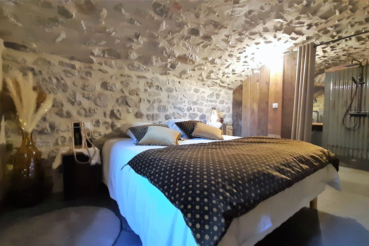 Appartement Marguerite au rez-de-chaussée de la maison, appartement adapté aux personnes à mobilité réduite (PMR), sanitaires privatifs et attenants à la chambre.