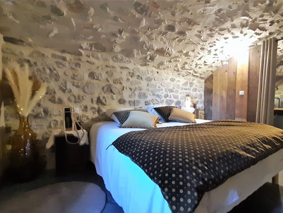 Appartement Marguerite au rez-de-chaussée de la maison, appartement adapté aux personnes à mobilité réduite (PMR), sanitaires privatifs et attenants à la chambre.