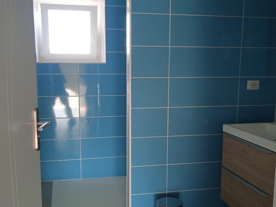 Chambre Turquoise 4 personnes, avecsalle de douche et wc séparés et privés
