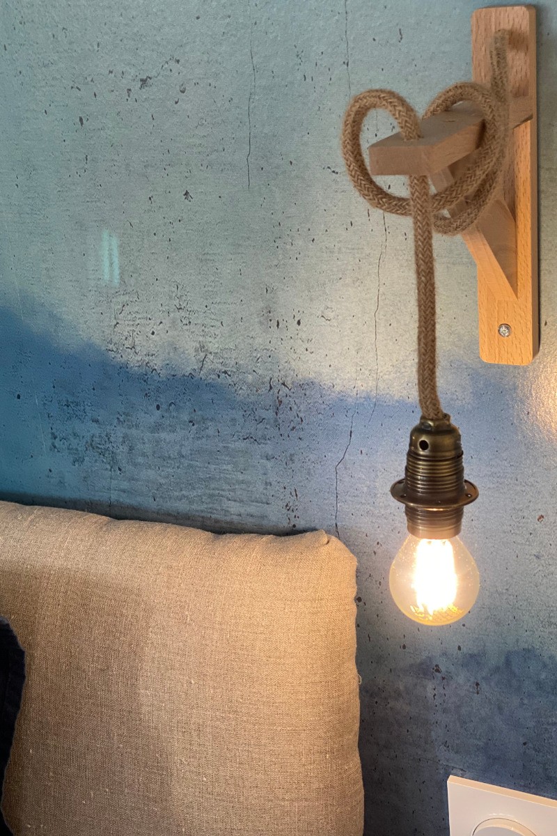 Le Gîte 55, Le Guern, Clévacances, location Paimpol, détail de la chambre avec son grand lit 160