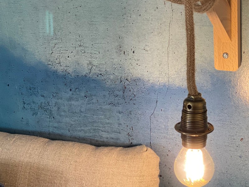 Le Gîte 55, Le Guern, Clévacances, location Paimpol, détail de la chambre avec son grand lit 160